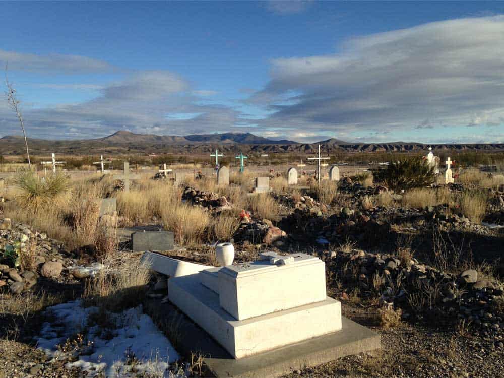 arrey cemetery with caballos in background