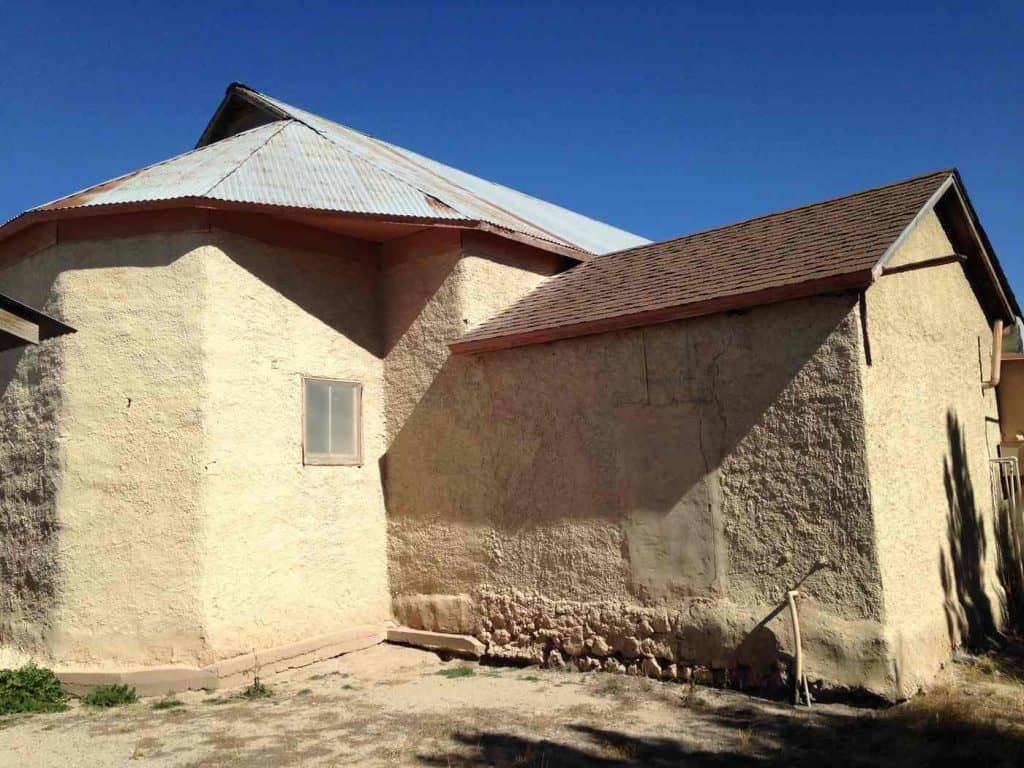 an old adobe building in Arrey