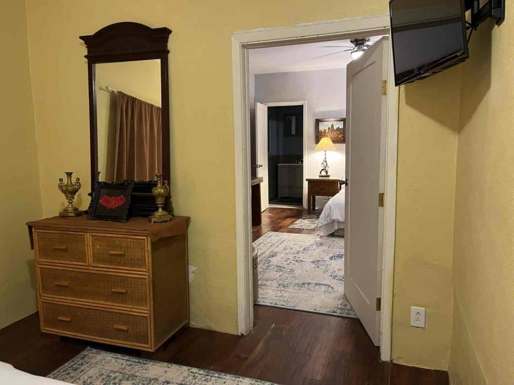 adjoining bedrooms at austin arts center